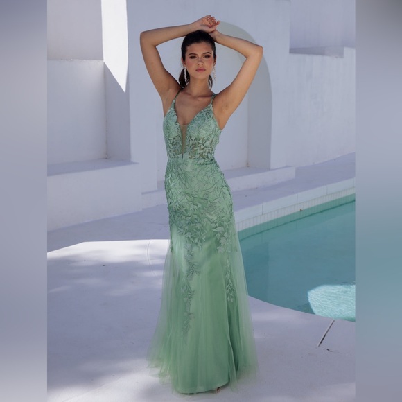 Eureka 9958 Plunging Neck Applique Fitted Mermaid Formal Prom Gown Sage  Green XS